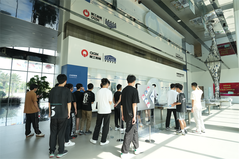 లైమింగ్ వొకేషనల్ యూనివర్శిటీ ఉద్యోగ అభివృద్ధి కార్యక్రమం కోసం ఫుజియాన్ క్వాంగాంగ్ మెషినరీ కో., లిమిటెడ్‌ని సందర్శించింది.