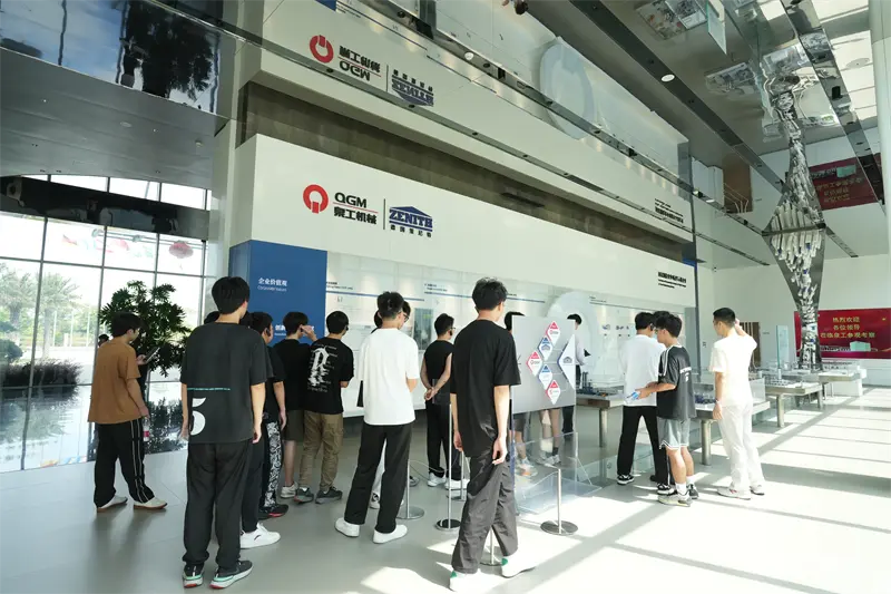 లైమింగ్ వొకేషనల్ యూనివర్శిటీ ఉద్యోగ అభివృద్ధి కార్యక్రమం కోసం ఫుజియాన్ క్వాంగాంగ్ మెషినరీ కో., లిమిటెడ్‌ని సందర్శించింది.