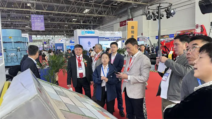 స్మార్ట్ మాన్యుఫ్యాక్చరింగ్ గురించి మాట్లాడటానికి గోల్డెన్ శరదృతువు సేకరణ, క్వాంగాంగ్ యొక్క బలం ప్రకాశం సృష్టిస్తుంది