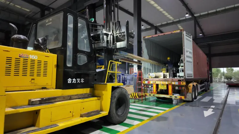 భారీ నౌకలు నమ్మకాన్ని కలిగి ఉంటాయి మరియు తెలివిగా తయారు చేయబడిన పరికరాలు ప్రపంచవ్యాప్తంగా గమ్యస్థానాలకు వెళుతున్నాయి.