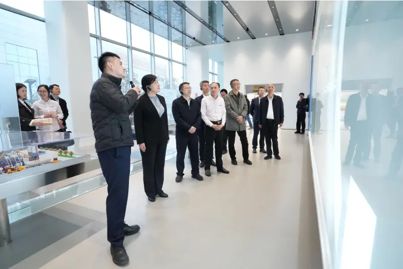 మిస్టర్ లియు మిన్, నేషనల్ డెవలప్‌మెంట్ అండ్ రిఫార్మ్ కమీషన్ (NDRC)లో బ్యూరో ఆఫ్ ప్రైవేట్ ఎకానమీ డిప్యూటీ డైరెక్టర్ జనరల్ మరియు అతని ప్రతినిధి బృందం క్వాంగాంగ్ మెషినరీ కో., లిమిటెడ్‌ని తనిఖీ మరియు పరిశోధన పర్యటన కోసం సందర్శించారు.